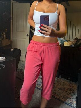 Casual Mid-Rise Cropped Sweatcapris in Coral Pink